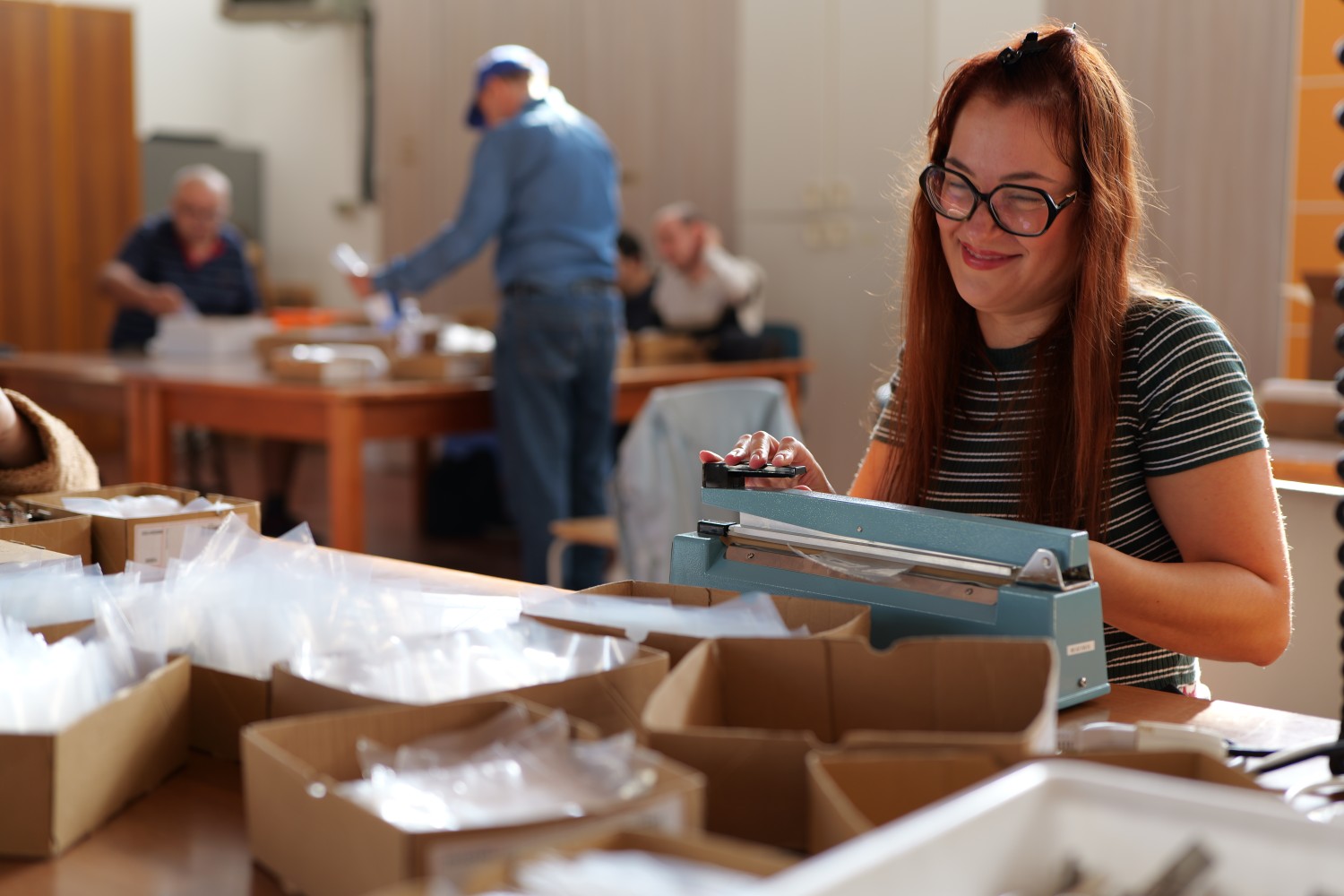Operatrice Opera al lavoro nel laboratorio
